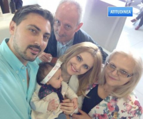 Alina Sorescu, selfie pe aeroport cu Alex Velea şi toată familia